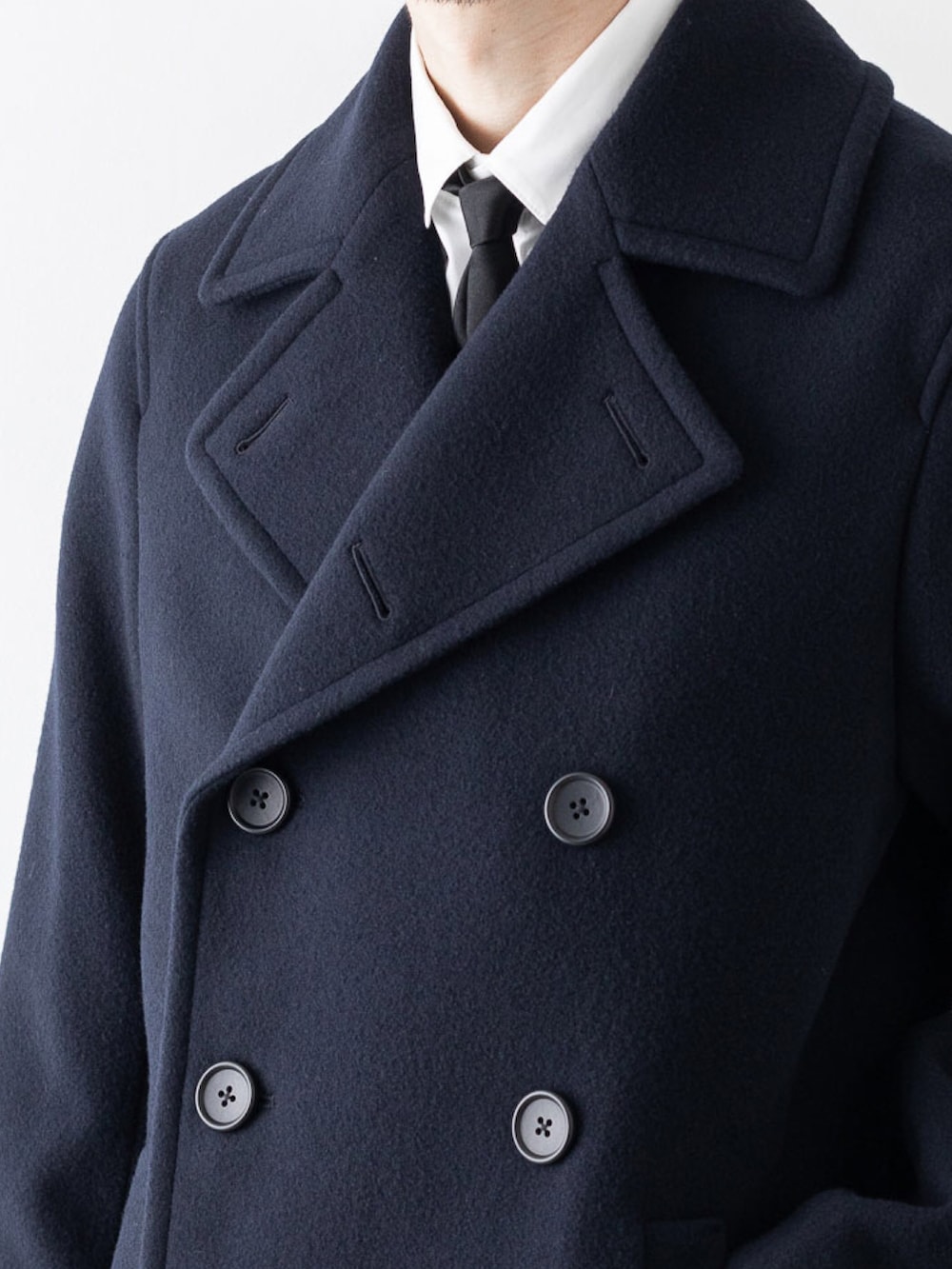 ブラック系のその他パンツ、ブルー系のピーコート、ホワイト系のシャツ/ブラウスを着用したメンズの秋コーディネートの3枚目の写真