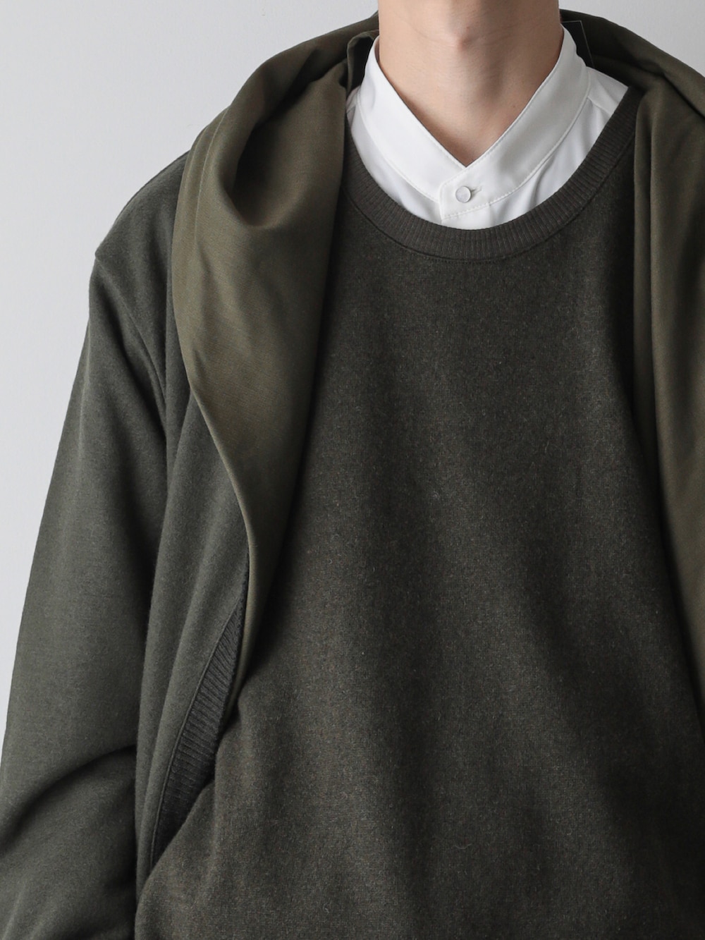 グリーン系のパーカー、ホワイト系のシャツ/ブラウス、グリーン系のその他パンツを着用したメンズの秋コーディネートの2枚目の写真