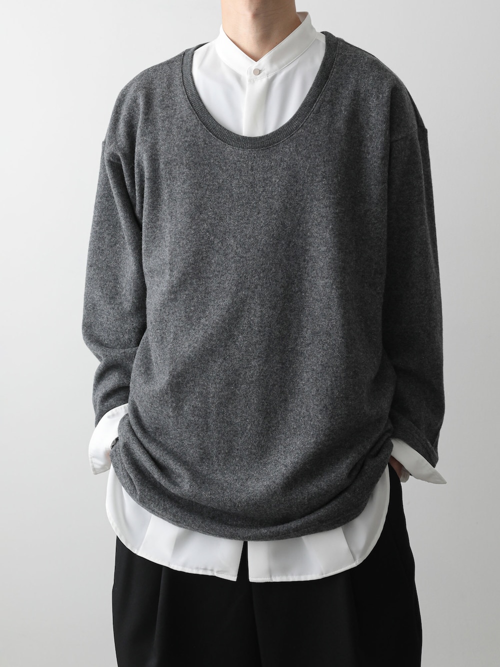 グリーン系のピーコート、グレー系のTシャツ/カットソー、ホワイト系のシャツ/ブラウスを着用したメンズの秋コーディネートの5枚目の写真