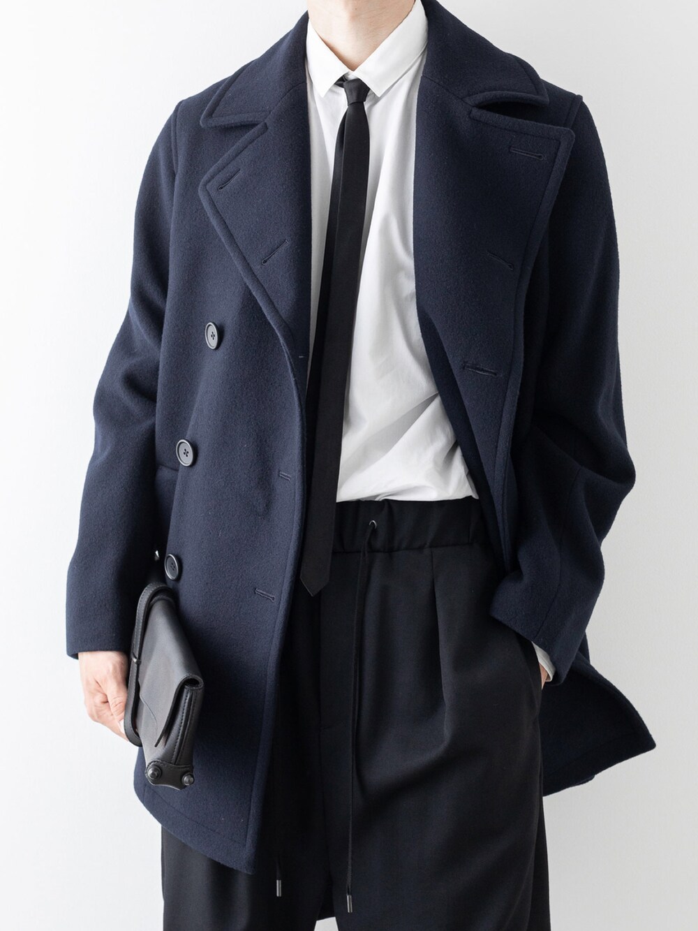 ブラック系のその他パンツ、ブルー系のピーコート、ホワイト系のシャツ/ブラウスを着用したメンズの秋コーディネートの2枚目の写真