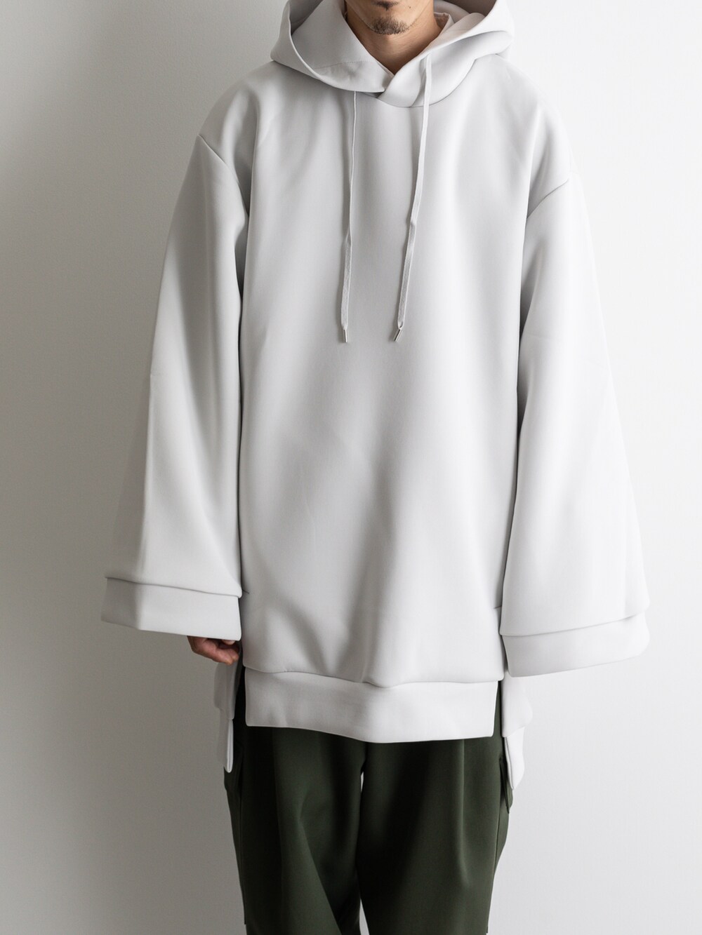 グリーン系のカーゴパンツ、グレー系のTシャツ/カットソーを着用したメンズの冬コーディネートの4枚目の写真