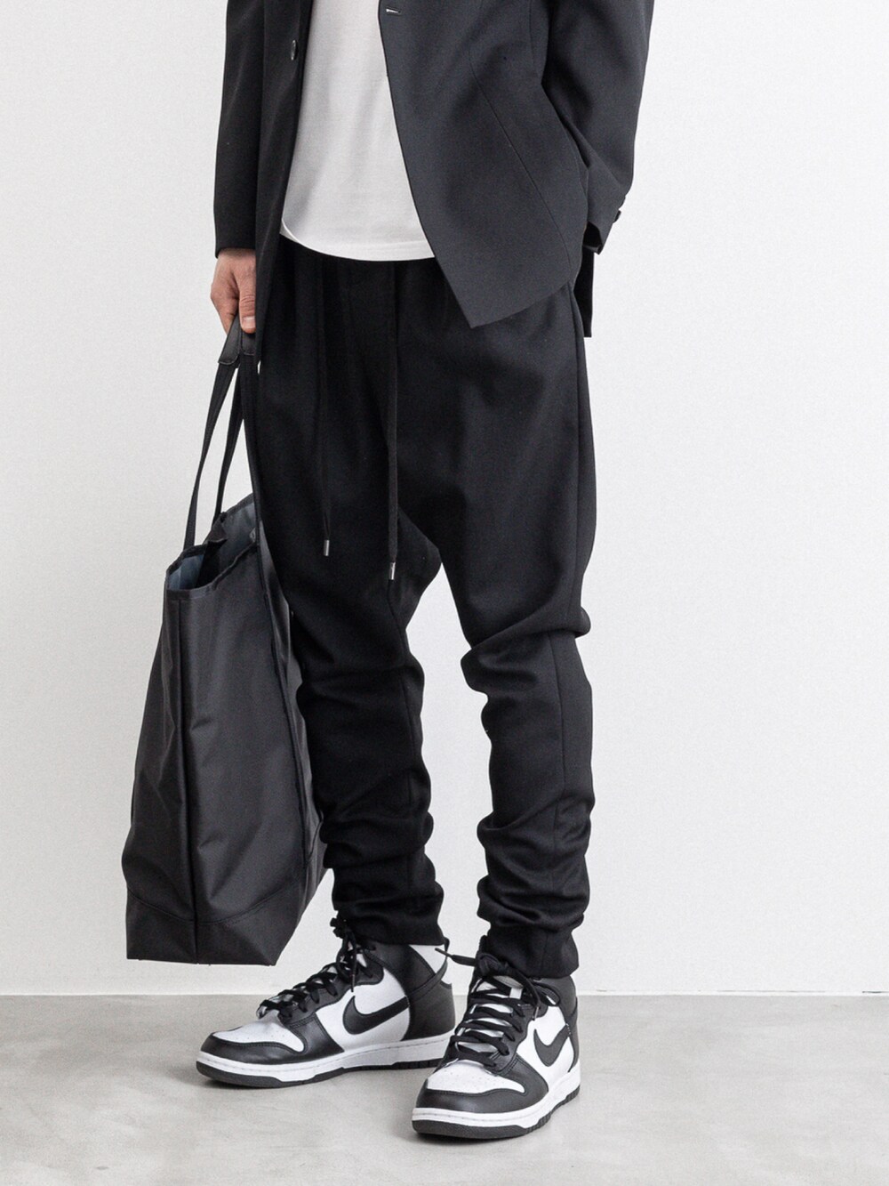 ブラック系のその他パンツ、ホワイト系のTシャツ/カットソー、ブラック系のテーラードジャケットを着用したメンズの春コーディネートの5枚目の写真