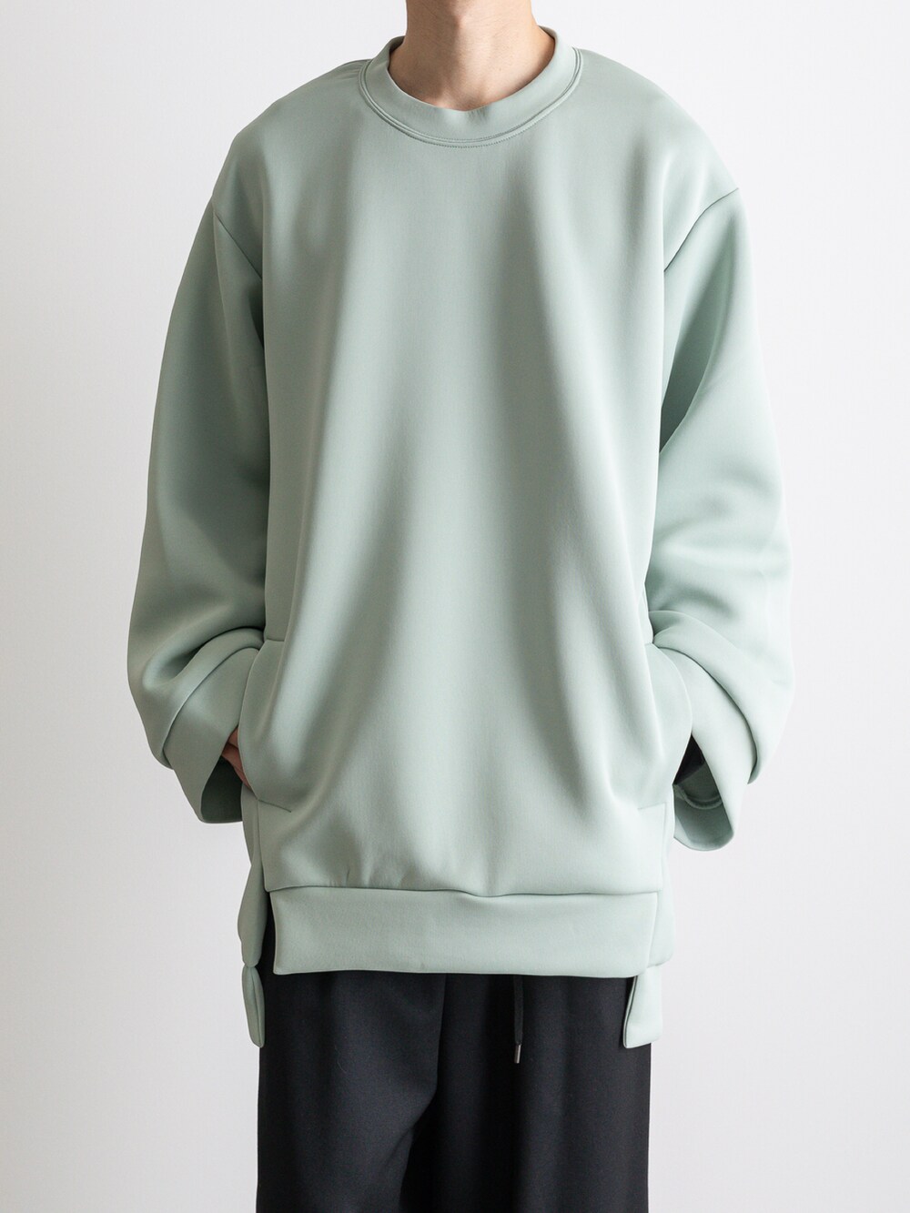 グリーン系のTシャツ/カットソー、ブラック系のその他パンツを着用したメンズの冬コーディネートの3枚目の写真