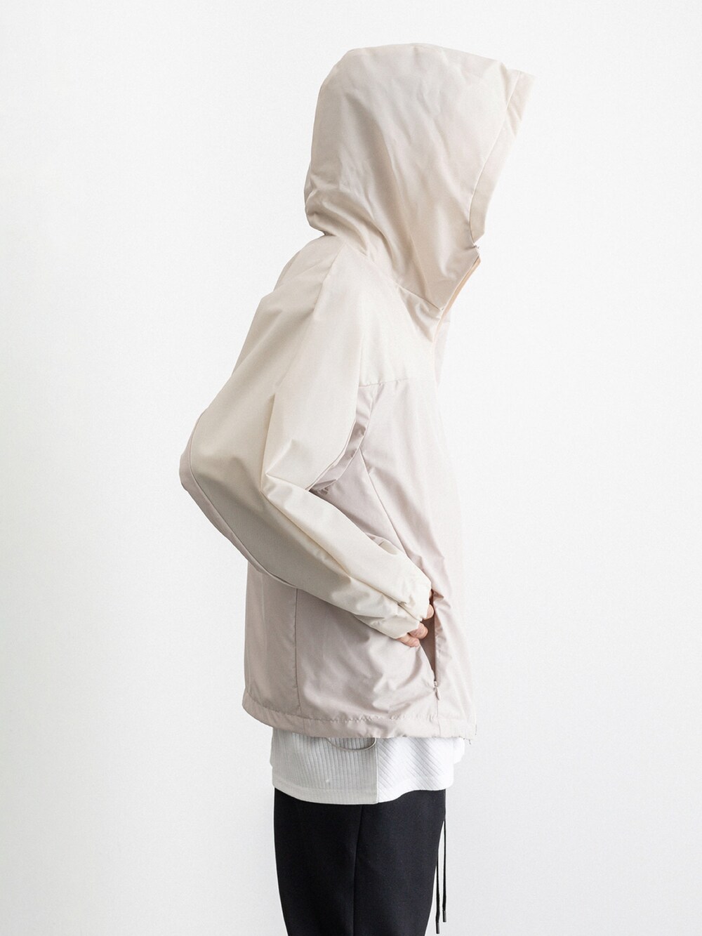 ベージュ系のブルゾン、グレー系のTシャツ/カットソー、ブラック系のその他パンツを着用したメンズの春コーディネートの3枚目の写真