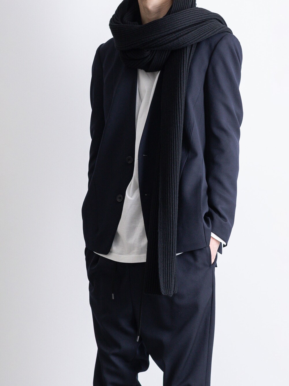 ブルー系のその他パンツ、ブルー系のノーカラージャケット、ホワイト系のTシャツ/カットソーを着用したメンズの冬コーディネートの2枚目の写真