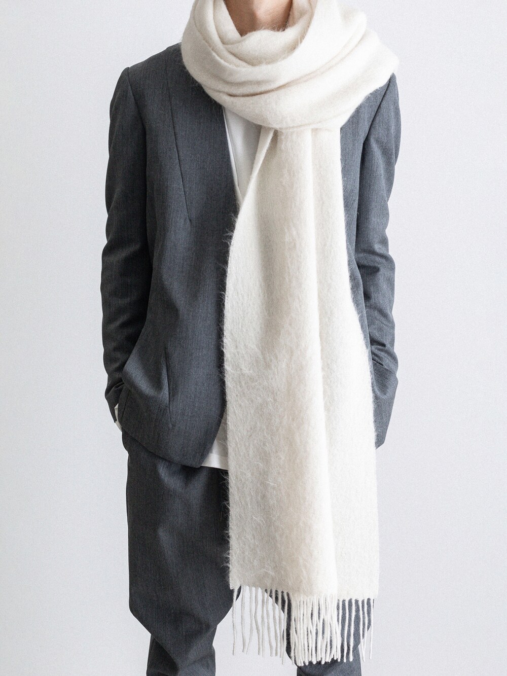 グレー系のその他パンツ、ホワイト系のTシャツ/カットソー、グレー系のノーカラージャケットを着用したメンズの冬コーディネートの4枚目の写真