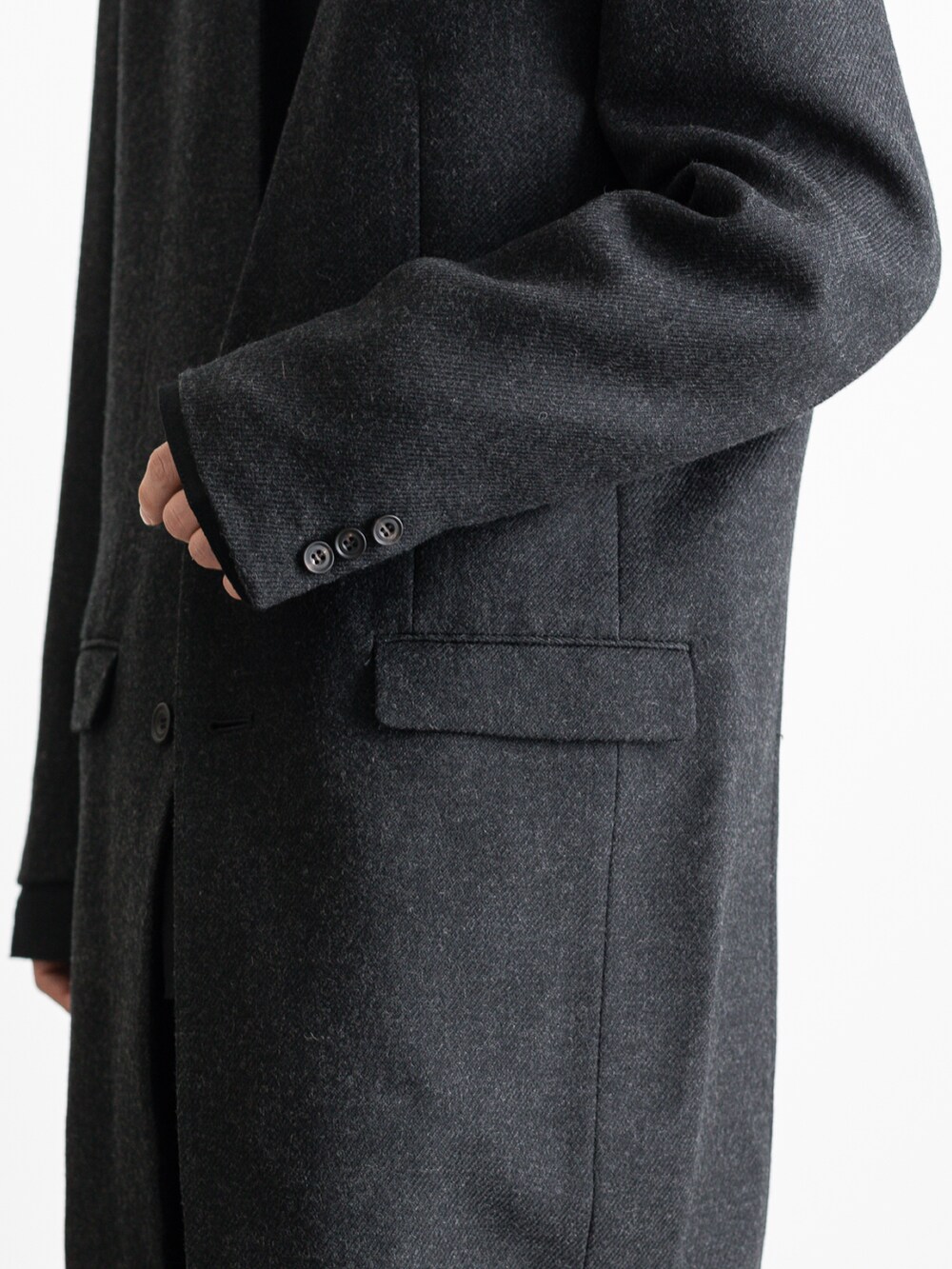 グレー系のノーカラージャケット、ブラック系のその他パンツ、ブラック系のTシャツ/カットソーを着用したメンズの冬コーディネートの3枚目の写真