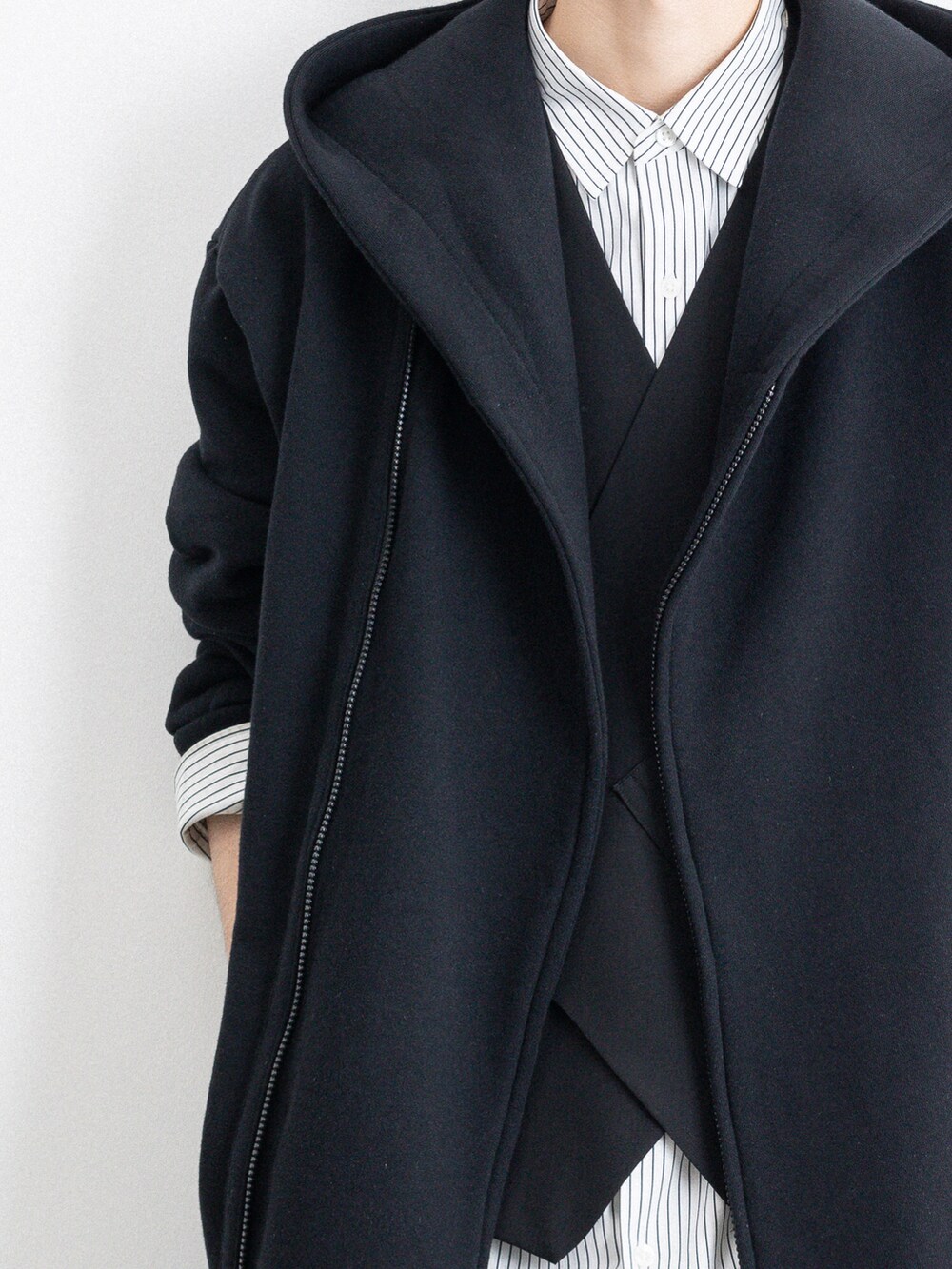 ブラック系のパーカー、ベージュ系のその他パンツを着用したメンズの冬コーディネートの2枚目の写真