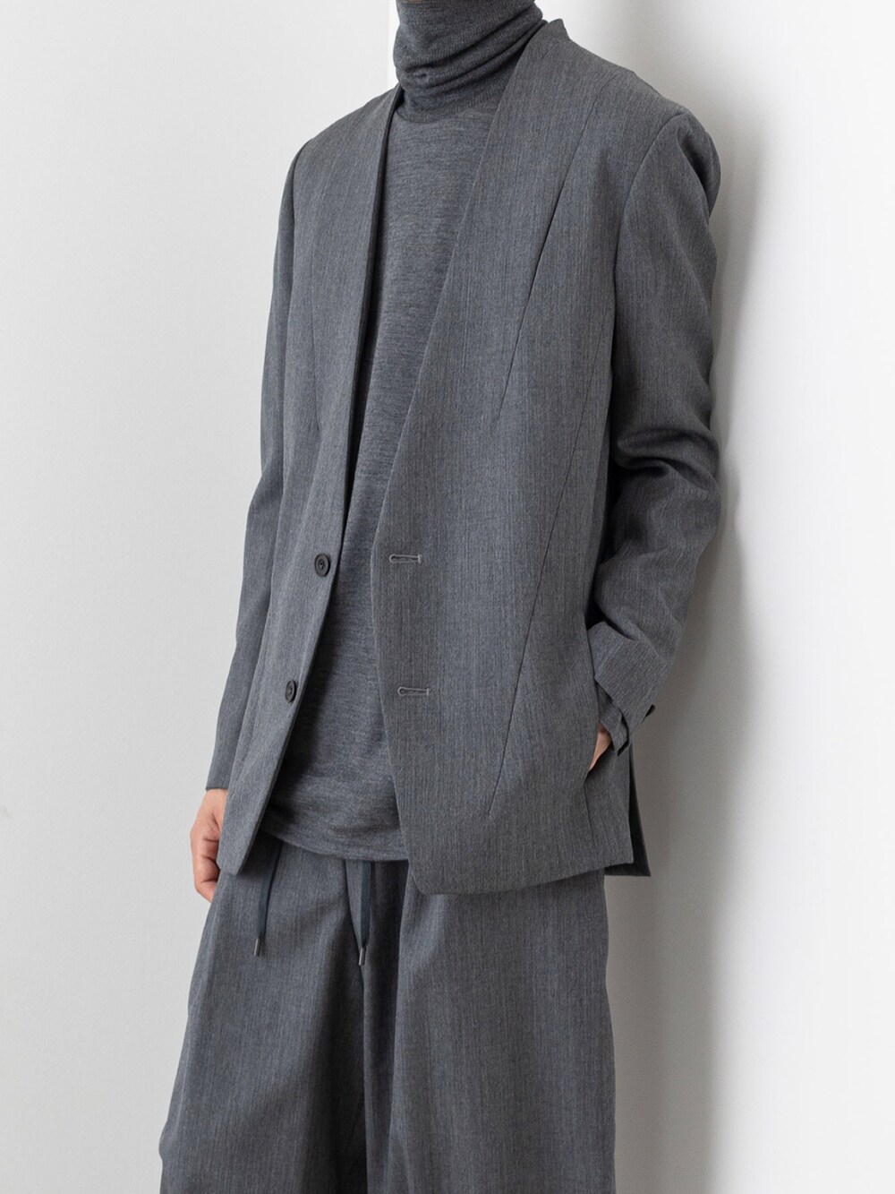 グレー系のその他パンツ、グレー系のノーカラージャケット、グレー系のニット/セーターを着用したメンズの秋コーディネートの2枚目の写真