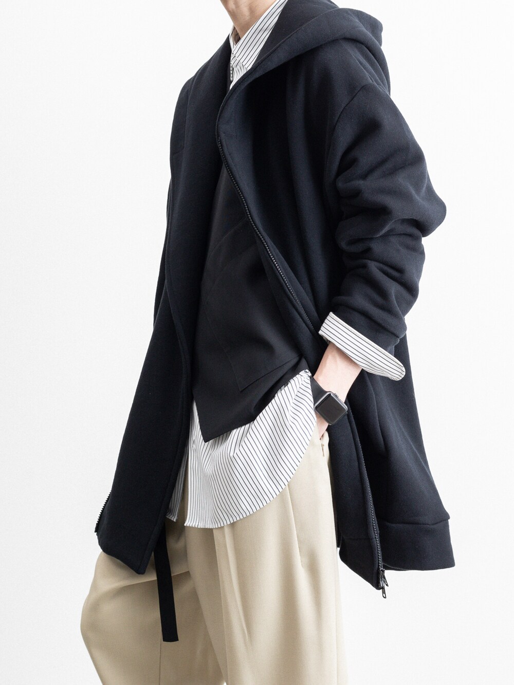 ブラック系のパーカー、ベージュ系のその他パンツを着用したメンズの冬コーディネートの4枚目の写真