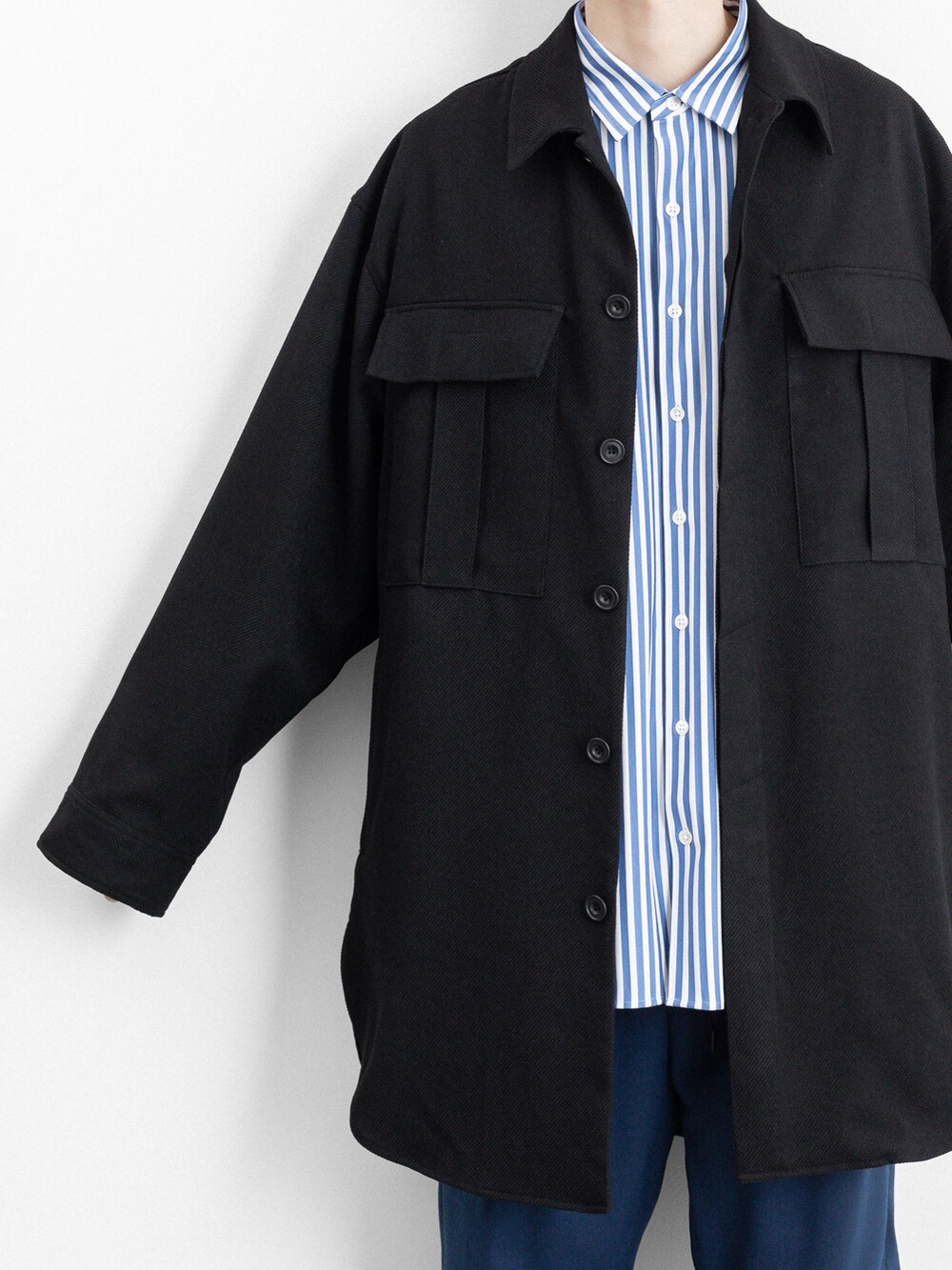 ブルー系のその他パンツ、ブラック系のシャツ/ブラウスを着用したメンズの春コーディネートの5枚目の写真