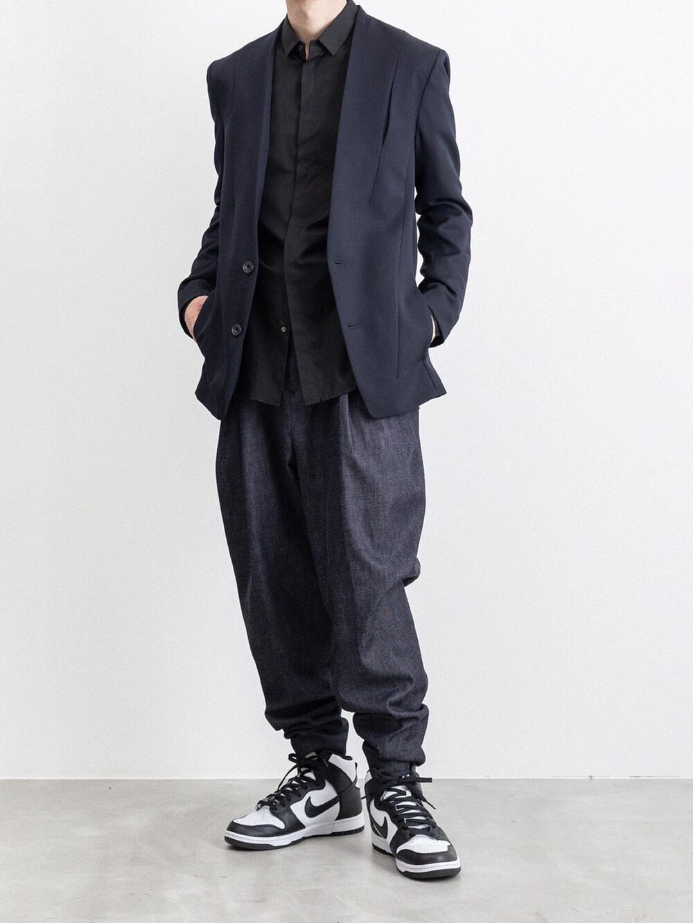 ブルー系のデニムパンツ、ブルー系のノーカラージャケット、ブラック系のシャツ/ブラウスを着用したメンズの冬コーディネートの4枚目の写真