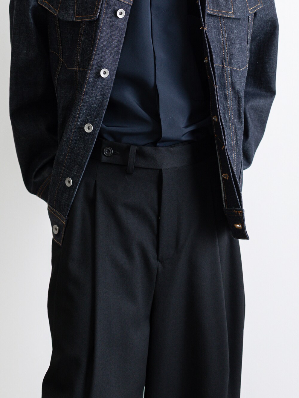 ブルー系のブルゾン、ブラック系のその他パンツ、ブルー系のシャツ/ブラウスを着用したメンズの春コーディネートの5枚目の写真