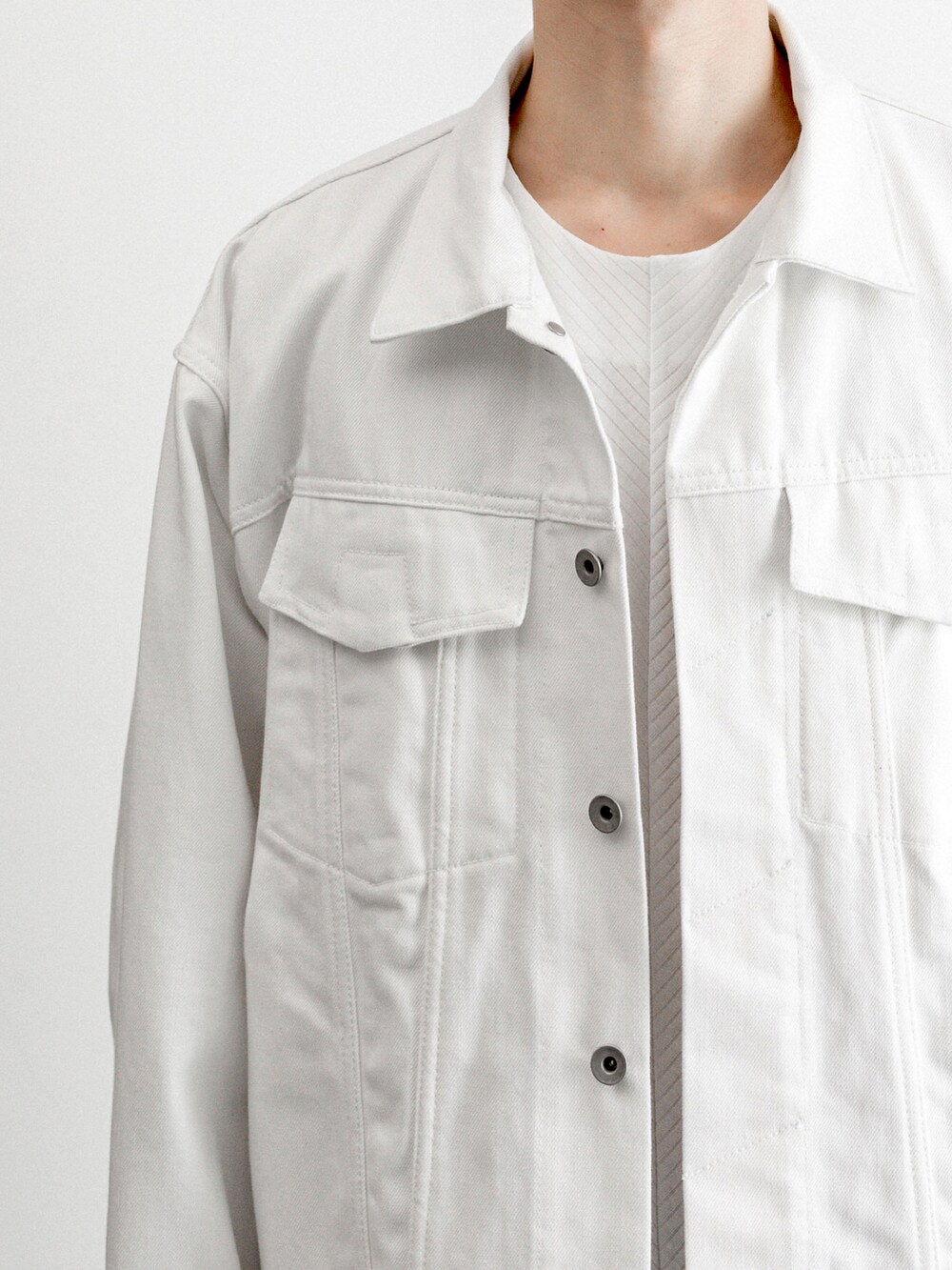 ホワイト系のブルゾン、ホワイト系のTシャツ/カットソー、ブラック系のその他パンツを着用したメンズの春コーディネートの4枚目の写真