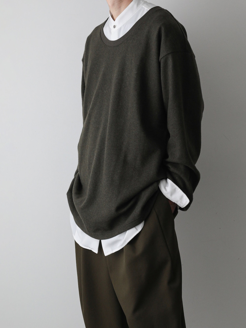 グリーン系のパーカー、ホワイト系のシャツ/ブラウス、グリーン系のその他パンツを着用したメンズの秋コーディネートの4枚目の写真