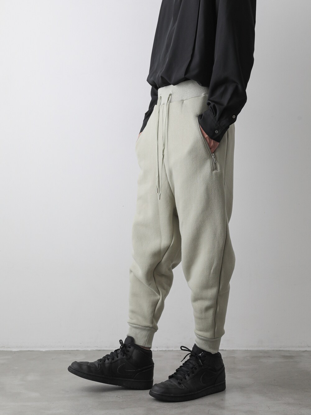 ブラック系のピーコート、グリーン系のスウェットパンツ、グリーン系のシャツ/ブラウスを着用したメンズの秋コーディネートの5枚目の写真