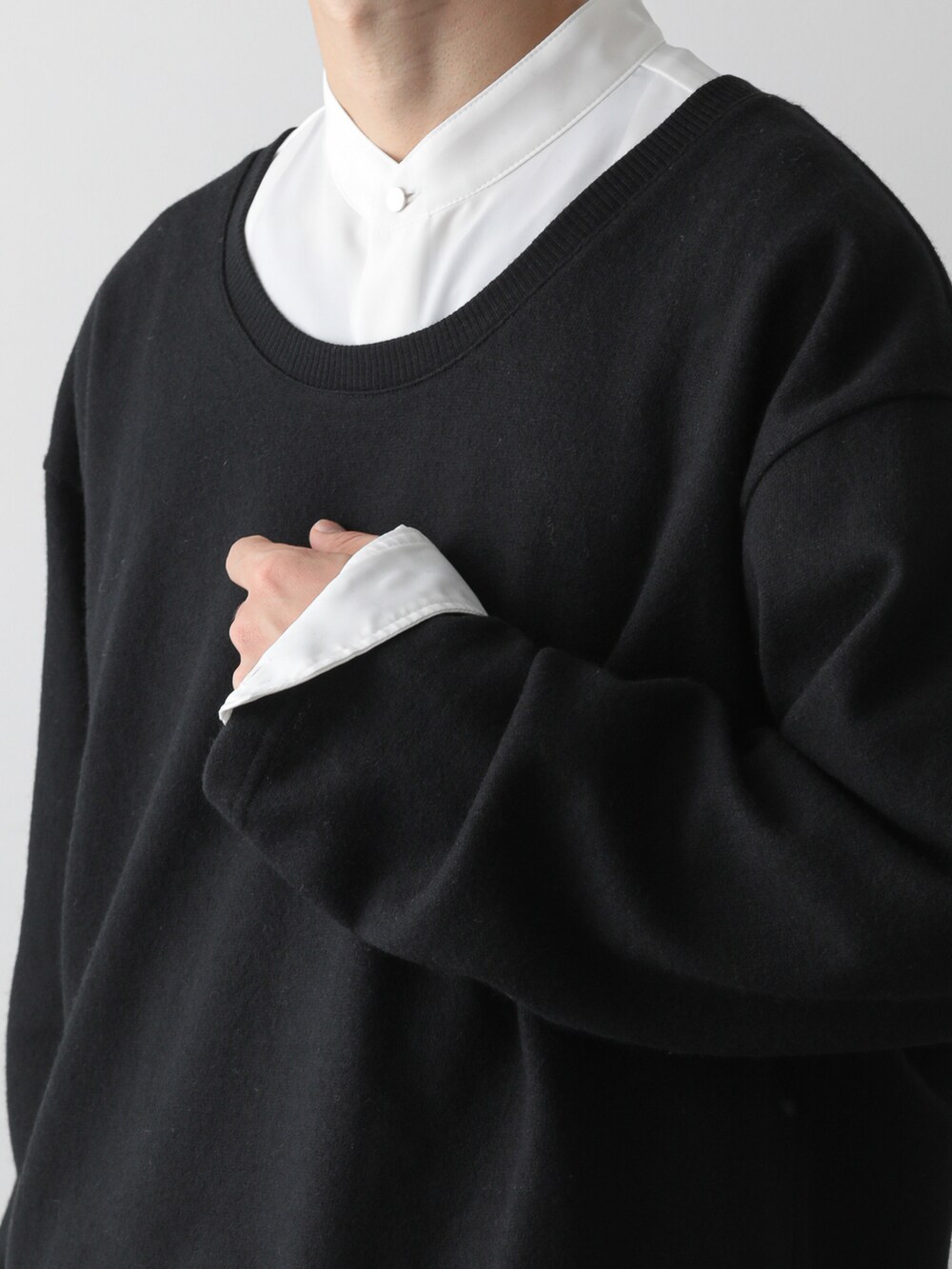 ベージュ系のピーコート、ホワイト系のシャツ/ブラウス、ブラック系のTシャツ/カットソーを着用したメンズの秋コーディネートの4枚目の写真