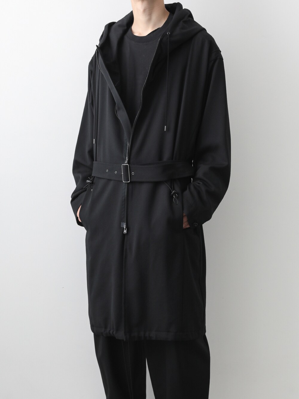 ブラック系のブルゾン、ブラック系のその他パンツを着用したメンズの秋コーディネートの3枚目の写真