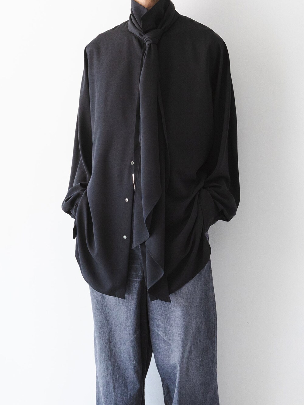 ブラック系のシャツ/ブラウス、ブラック系のデニムパンツ、ホワイト系のスニーカーを着用したメンズの夏コーディネートの2枚目の写真