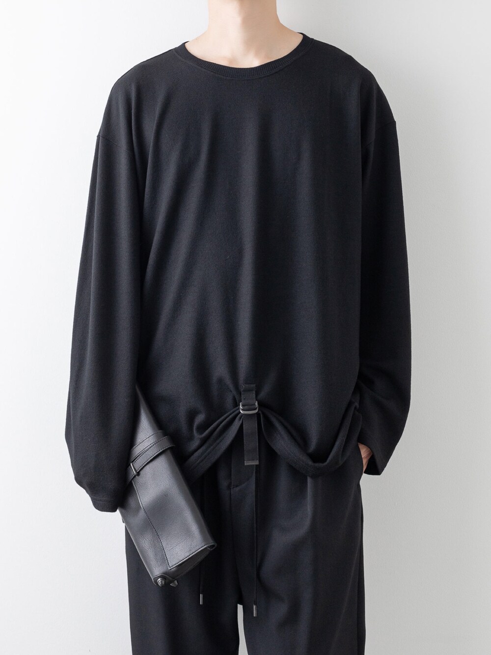 ブラック系のその他パンツ、ブラック系のTシャツ/カットソー、ブラック系の財布を着用したメンズの夏コーディネートの2枚目の写真