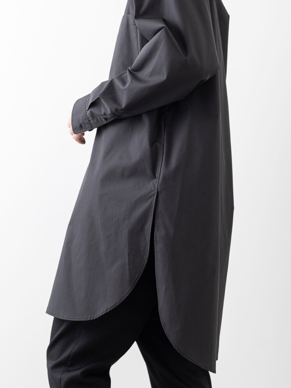 ブラック系のシャツ/ブラウス、ブラック系のバッグ、ブラック系のその他パンツを着用したメンズの夏コーディネートの4枚目の写真