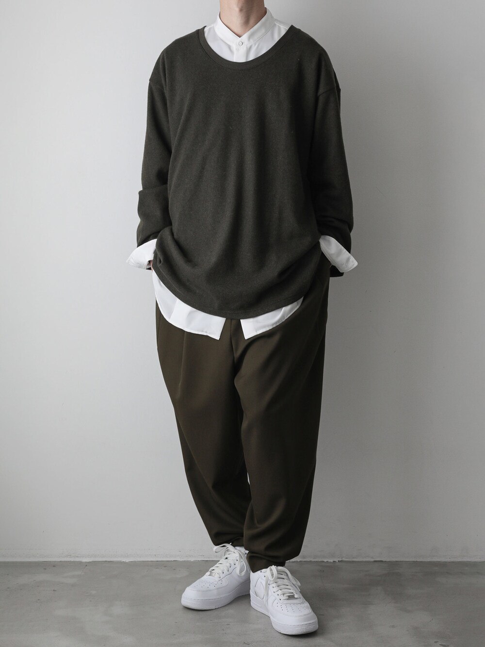 グリーン系のパーカー、ホワイト系のシャツ/ブラウス、グリーン系のその他パンツを着用したメンズの秋コーディネートの5枚目の写真