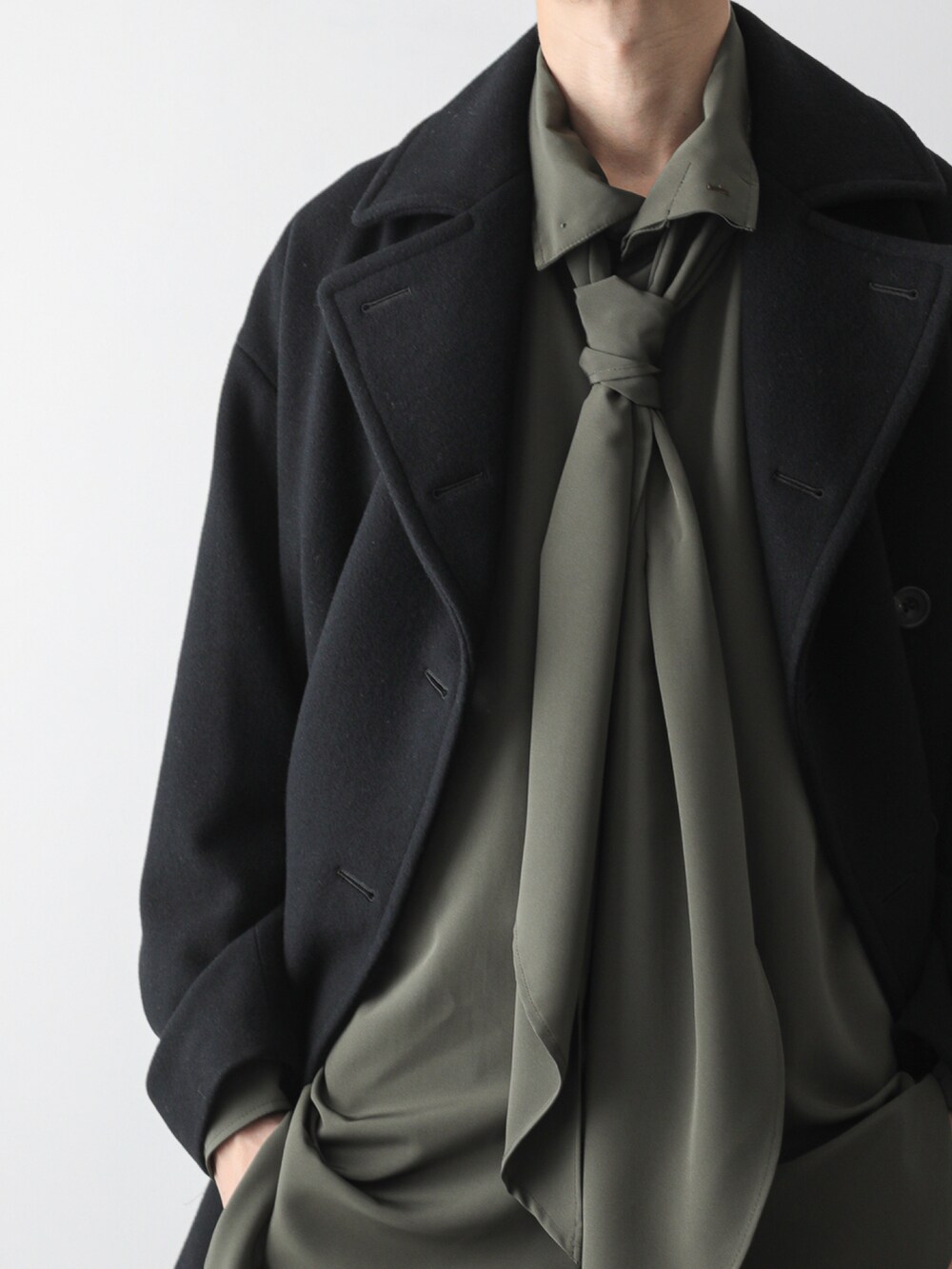 ブラック系のピーコート、グリーン系のスウェットパンツ、グリーン系のシャツ/ブラウスを着用したメンズの秋コーディネートの3枚目の写真