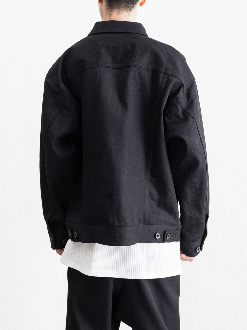 ブラック系のブルゾン、ブラック系のその他パンツ、ホワイト系のTシャツ/カットソーを着用したメンズの春コーディネートの4枚目の写真