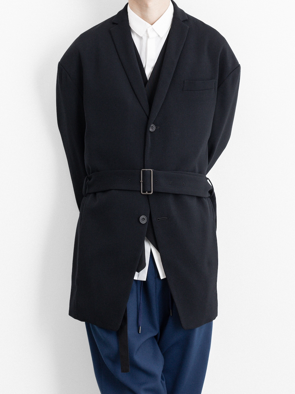 ブラック系のテーラードジャケット、ブルー系のその他パンツ、ホワイト系のシャツ/ブラウスを着用したメンズの春コーディネートの3枚目の写真