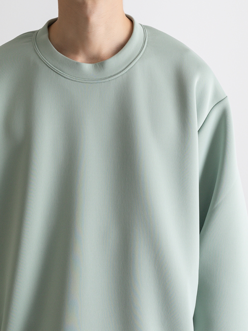 グリーン系のTシャツ/カットソー、ブラック系のその他パンツを着用したメンズの冬コーディネートの2枚目の写真