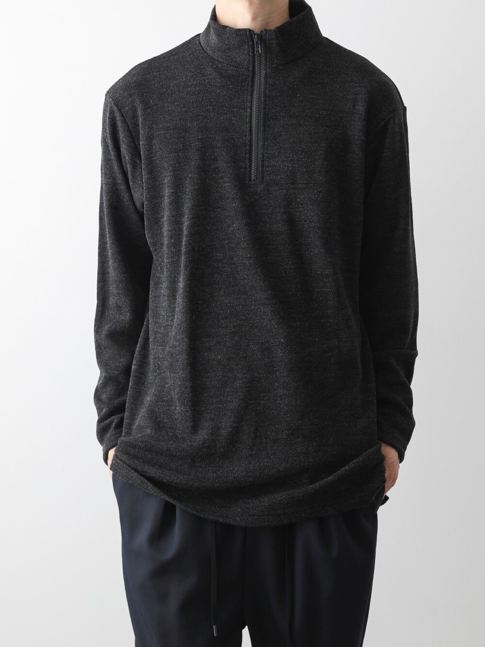 グレー系のノーカラージャケット、グレー系のその他パンツ、グレー系のTシャツ/カットソーを着用したメンズの秋コーディネートの4枚目の写真