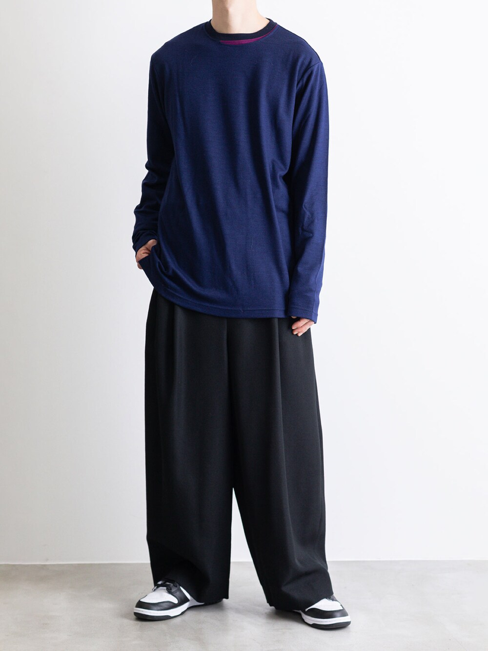 ブルー系のTシャツ/カットソー、ブラック系のその他パンツを着用したメンズの冬コーディネートの3枚目の写真