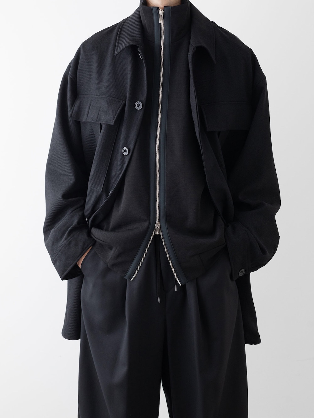 ブラック系のその他パンツ、ブラック系のニット/セーター、ブラック系のシャツ/ブラウスを着用したメンズの秋コーディネートの2枚目の写真