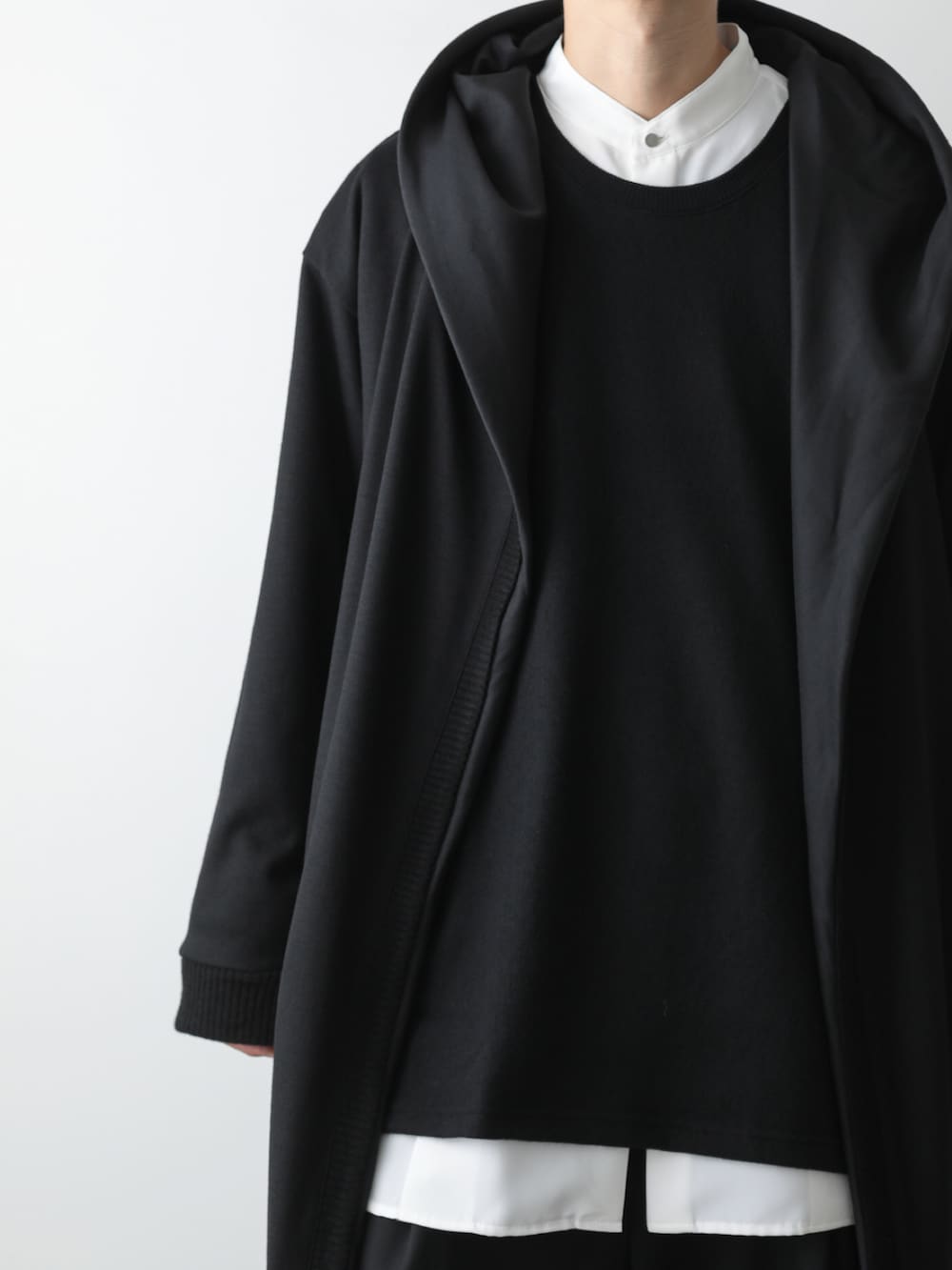 ホワイト系のシャツ/ブラウス、ブラック系のパーカー、ブラック系のTシャツ/カットソーを着用したメンズの秋コーディネートの2枚目の写真