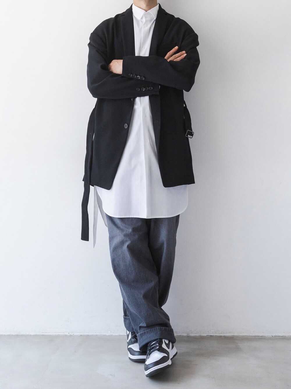 ブラック系のデニムパンツ、ホワイト系のシャツ/ブラウス、ブラック系のテーラードジャケットを着用したメンズの夏コーディネートの4枚目の写真