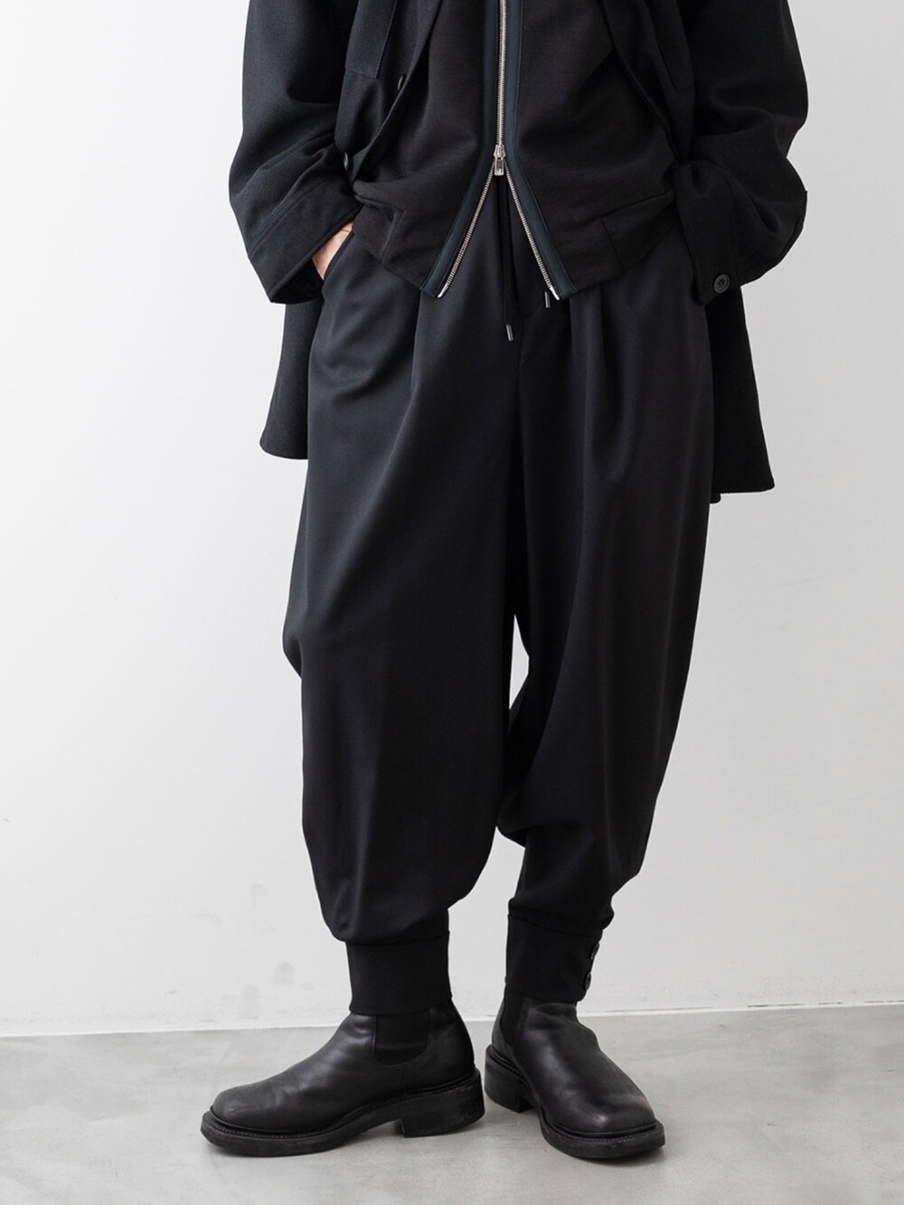 ブラック系のその他パンツ、ブラック系のニット/セーター、ブラック系のシャツ/ブラウスを着用したメンズの秋コーディネートの3枚目の写真