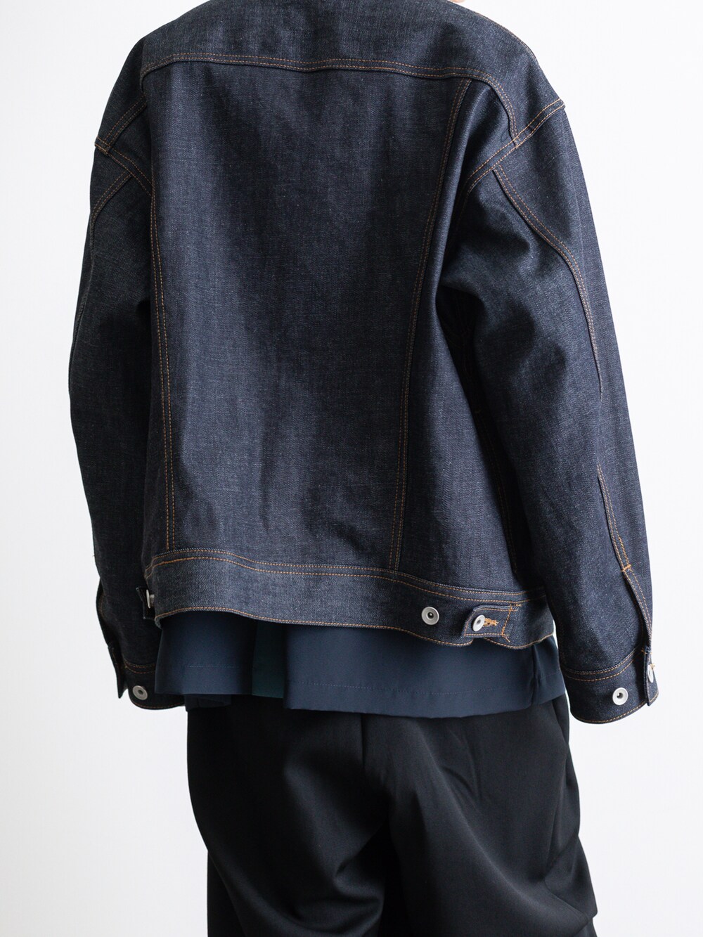 ブルー系のブルゾン、ブラック系のその他パンツ、ブルー系のシャツ/ブラウスを着用したメンズの春コーディネートの4枚目の写真