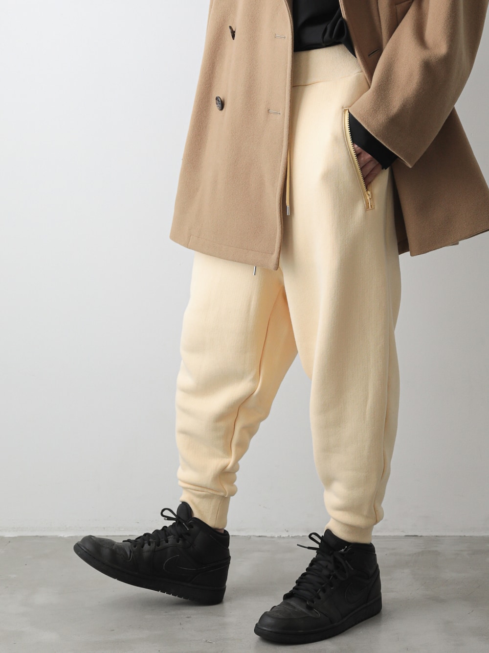 「スウェットパンツ、スニーカー、シンプル、ベージュ、ストリート、大人カジュアル、モード、きれいめカジュアル、トラックパンツ、楽チンコーデ」｜「atoのOVERSIZED PEA COAT（ピーコート、ベージュ系）」を使った、matsudairaさん（メンズ・173cm）の秋コーディネートの3枚目の写真