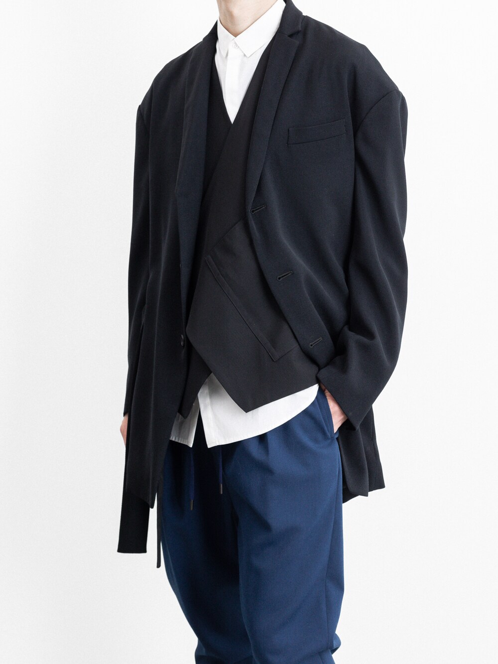 ブラック系のテーラードジャケット、ブルー系のその他パンツ、ホワイト系のシャツ/ブラウスを着用したメンズの春コーディネートの2枚目の写真