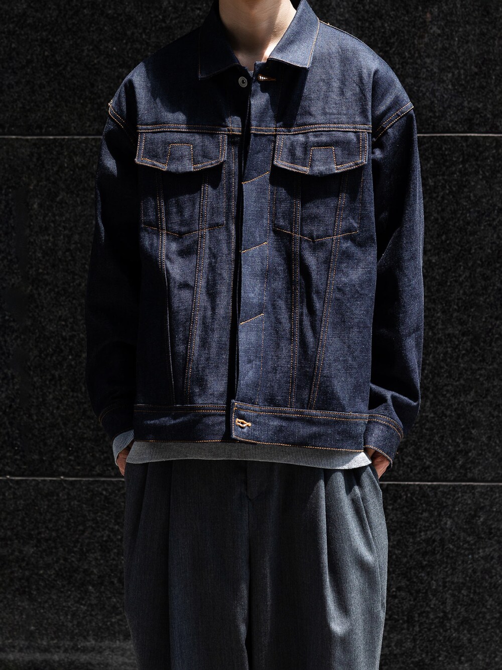 ブルー系のブルゾン、グレー系のその他パンツを着用したメンズの春コーディネートの3枚目の写真