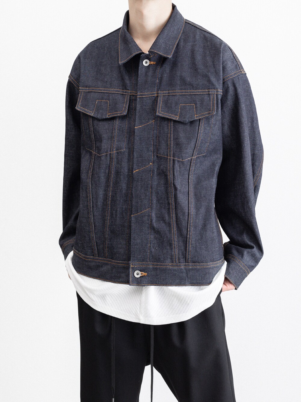 ブルー系のブルゾン、ホワイト系のTシャツ/カットソー、ブラック系のその他パンツを着用したメンズの春コーディネートの5枚目の写真