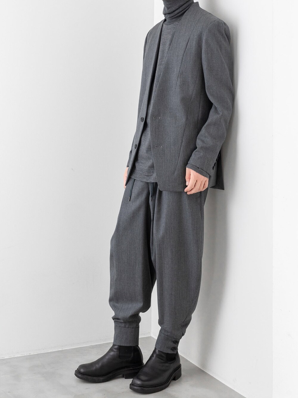 グレー系のその他パンツ、グレー系のノーカラージャケット、グレー系のニット/セーターを着用したメンズの秋コーディネートの3枚目の写真