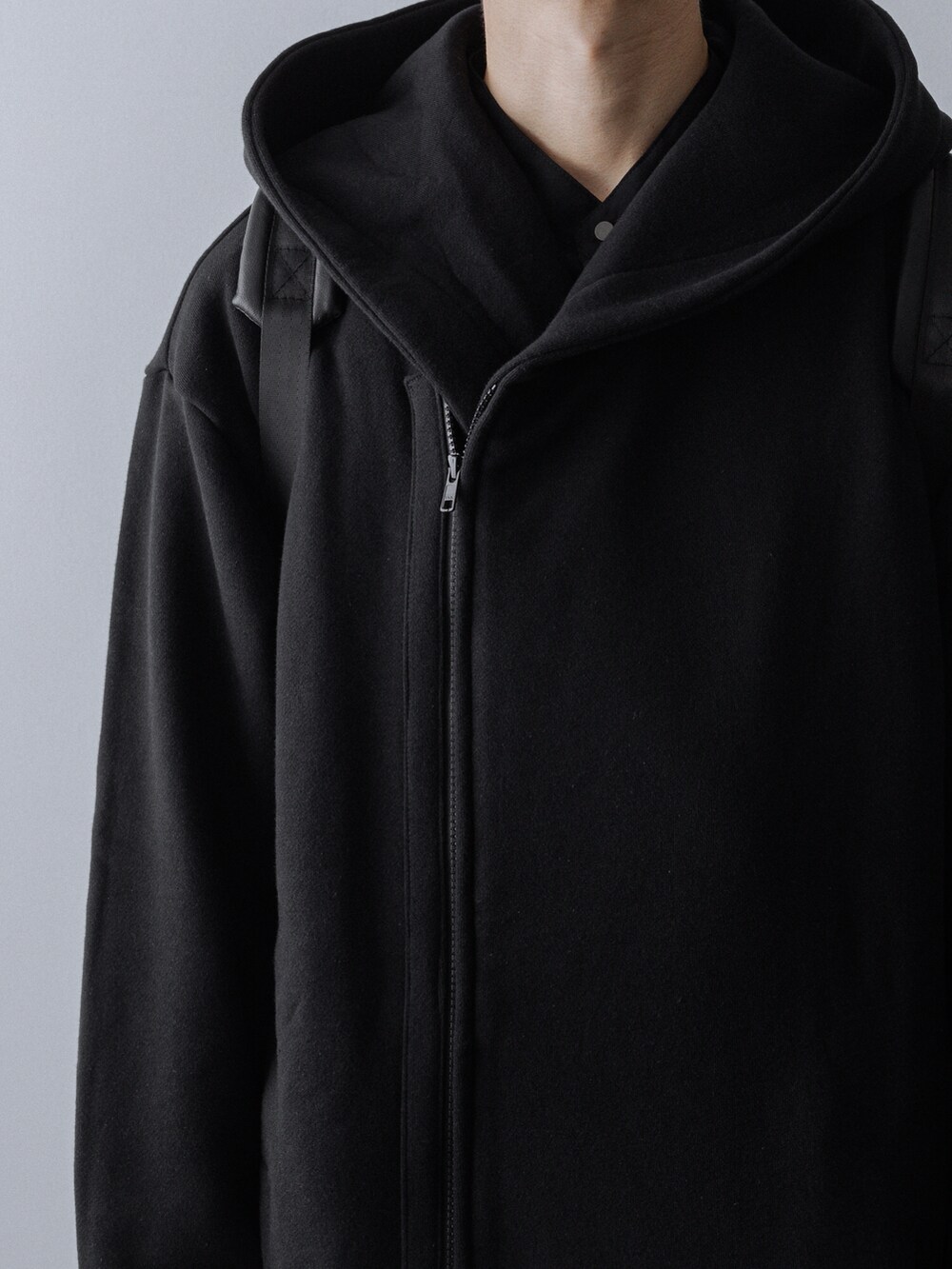 ブラック系のパーカー、ブラック系のシャツ/ブラウス、ブラック系のその他パンツを着用したメンズの秋コーディネートの3枚目の写真