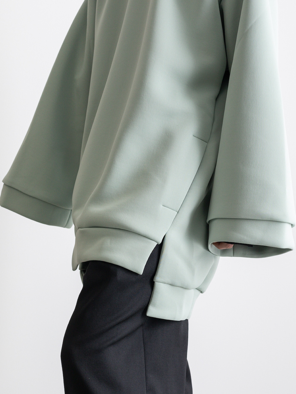 グリーン系のTシャツ/カットソー、ブラック系のその他パンツを着用したメンズの冬コーディネートの4枚目の写真