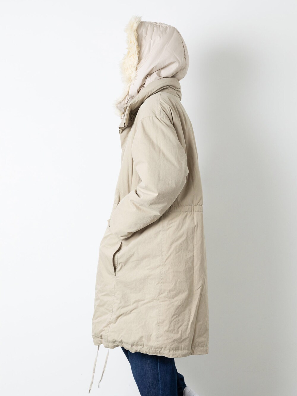 ベージュ系のモッズコート、ブルー系のデニムパンツ、ブラック系のTシャツ/カットソーを着用したメンズの秋コーディネートの3枚目の写真