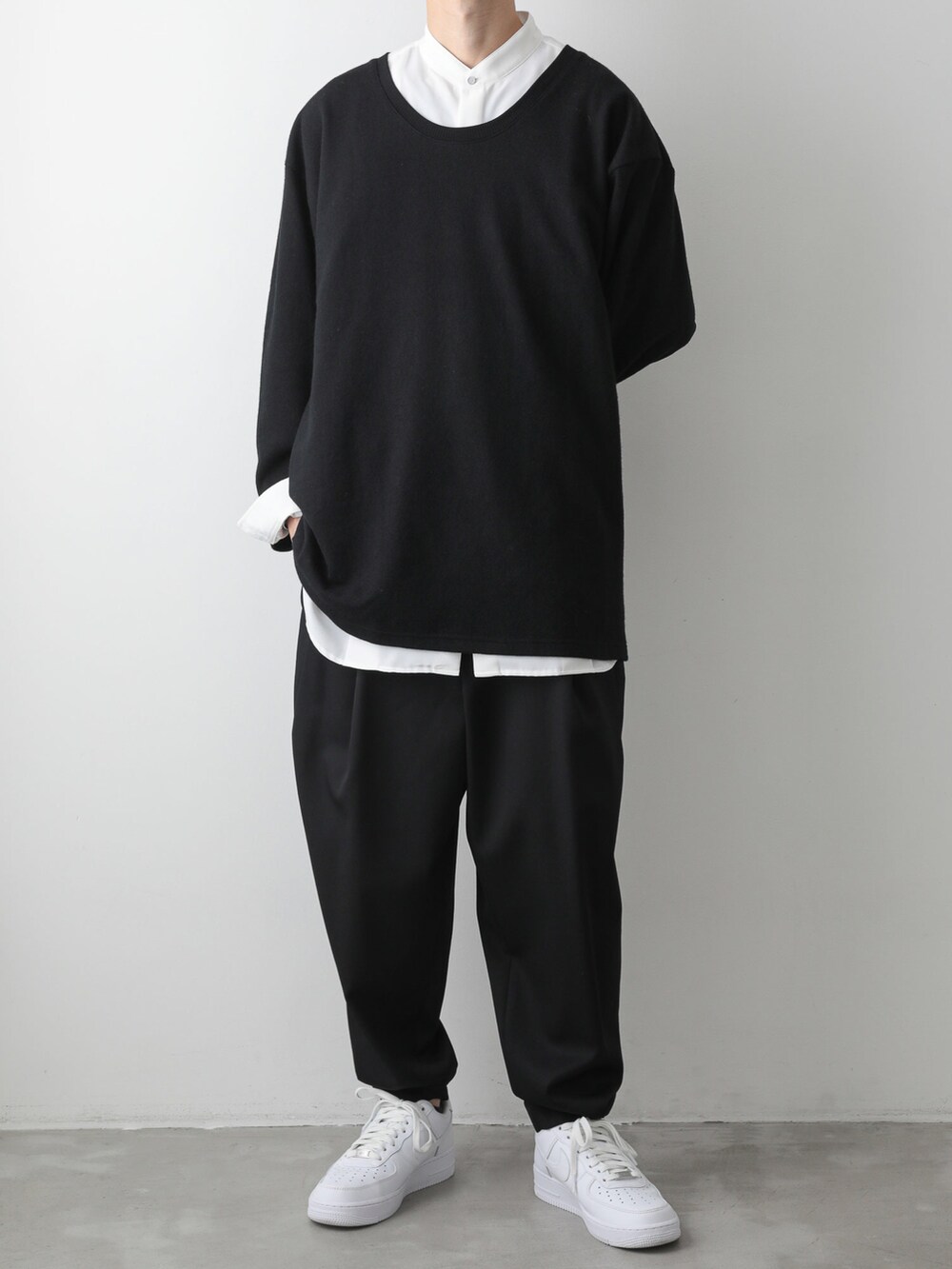 ホワイト系のシャツ/ブラウス、ブラック系のパーカー、ブラック系のTシャツ/カットソーを着用したメンズの秋コーディネートの5枚目の写真