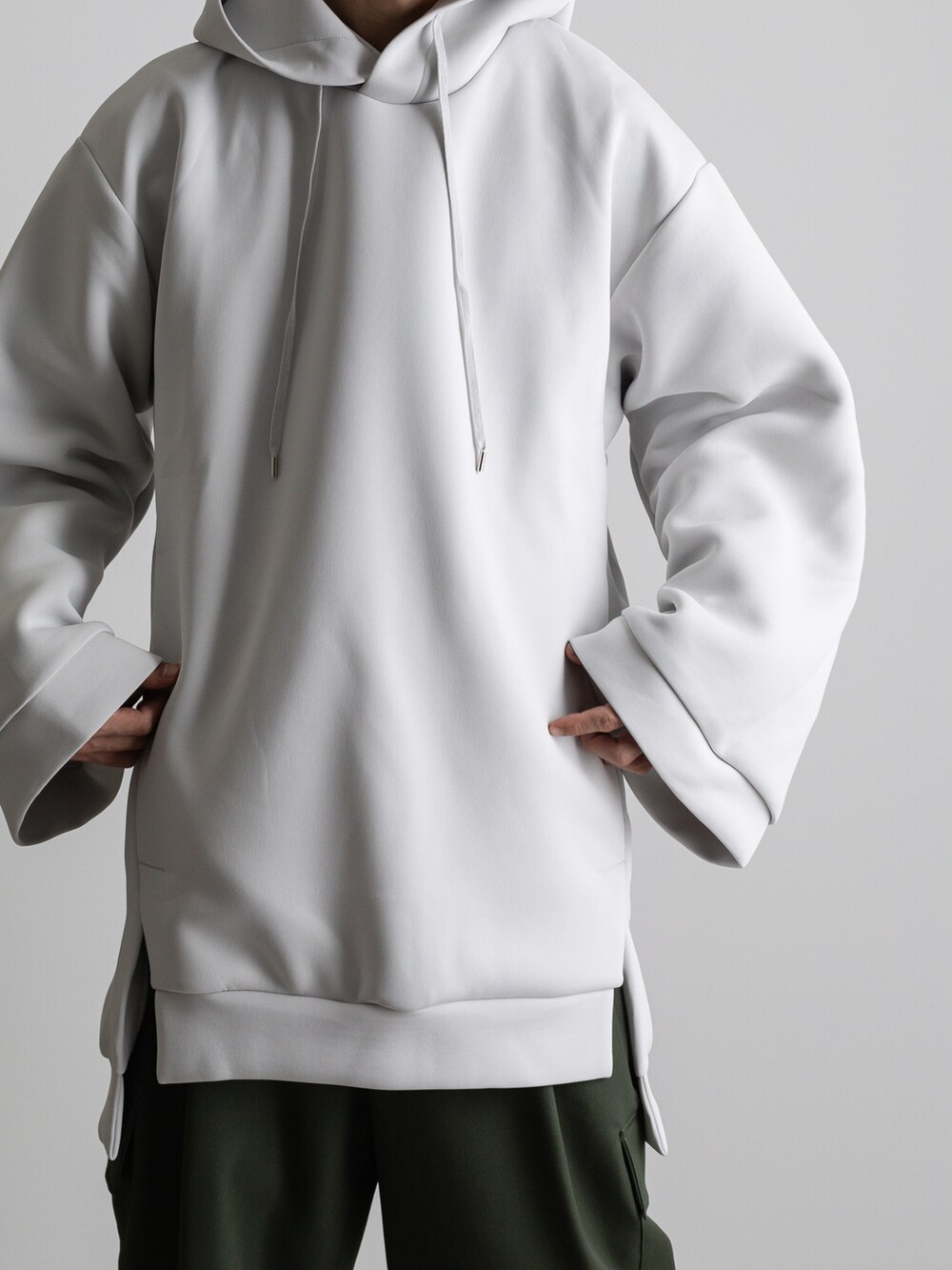 グリーン系のカーゴパンツ、グレー系のTシャツ/カットソーを着用したメンズの冬コーディネートの2枚目の写真