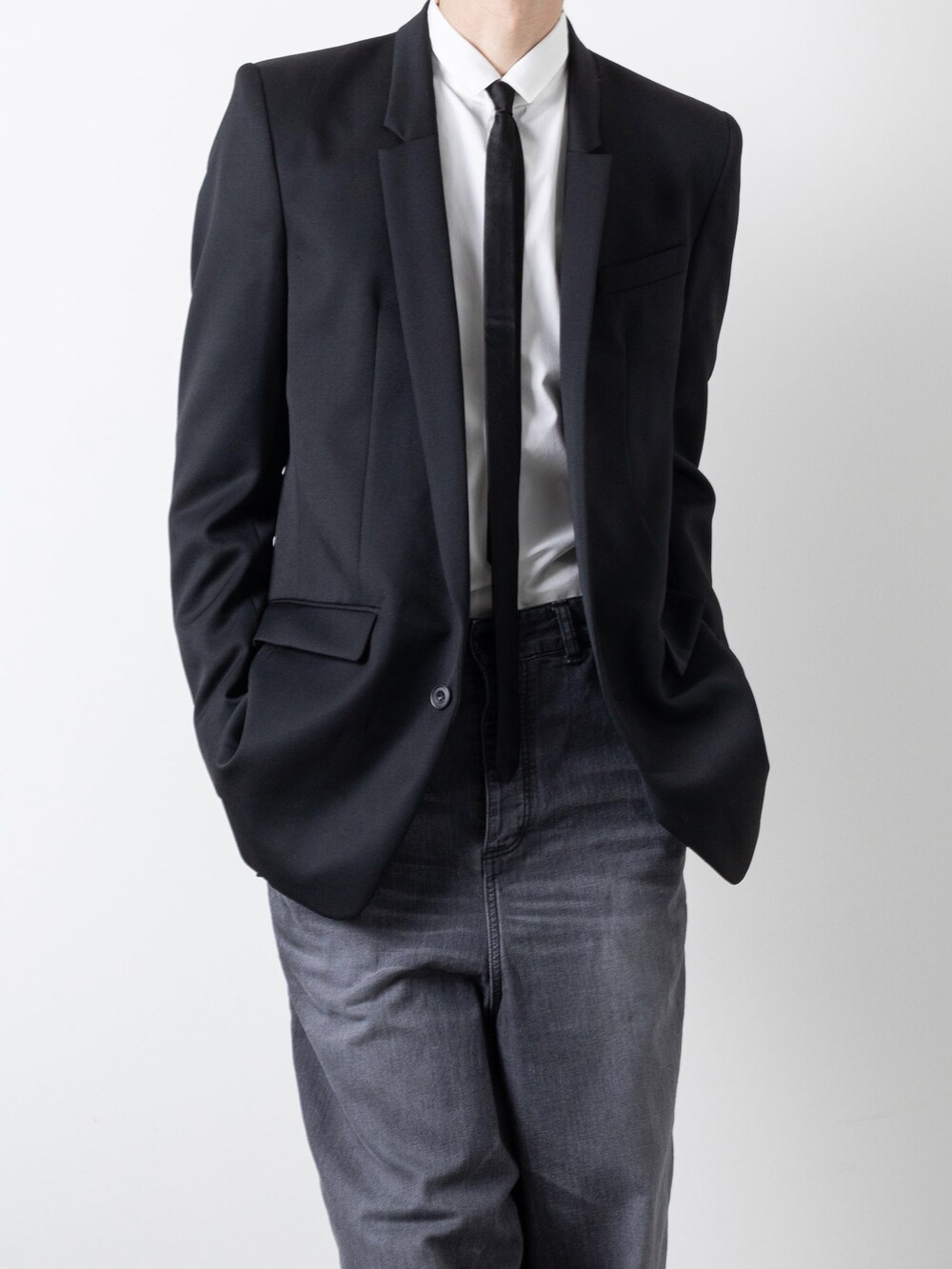 ホワイト系のシャツ/ブラウス、ブラック系のデニムパンツ、ブラック系のテーラードジャケットを着用したメンズの秋コーディネートの2枚目の写真