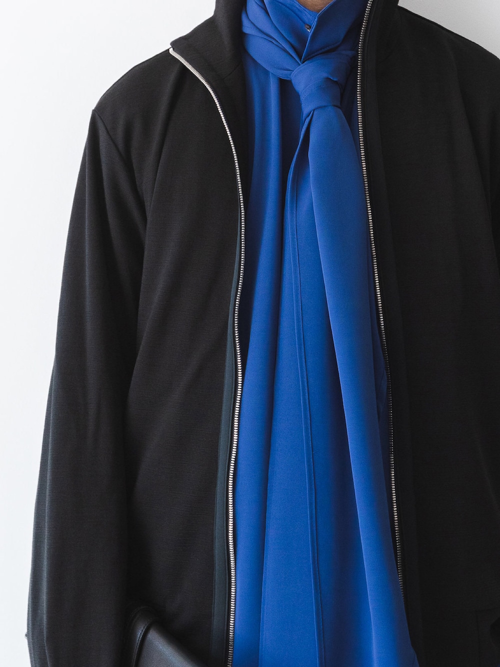 ブルー系のシャツ/ブラウス、ブラック系のニット/セーター、ブルー系のデニムパンツを着用したメンズの秋コーディネートの3枚目の写真