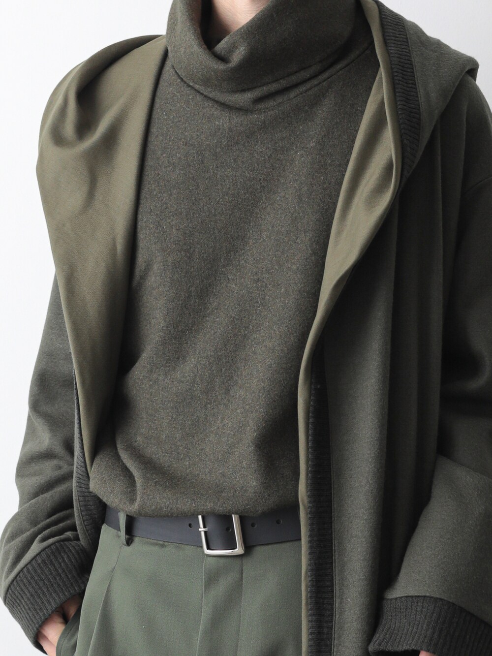 グリーン系のカーゴパンツ、グリーン系のパーカー、グリーン系のTシャツ/カットソーを着用したメンズの秋コーディネートの4枚目の写真